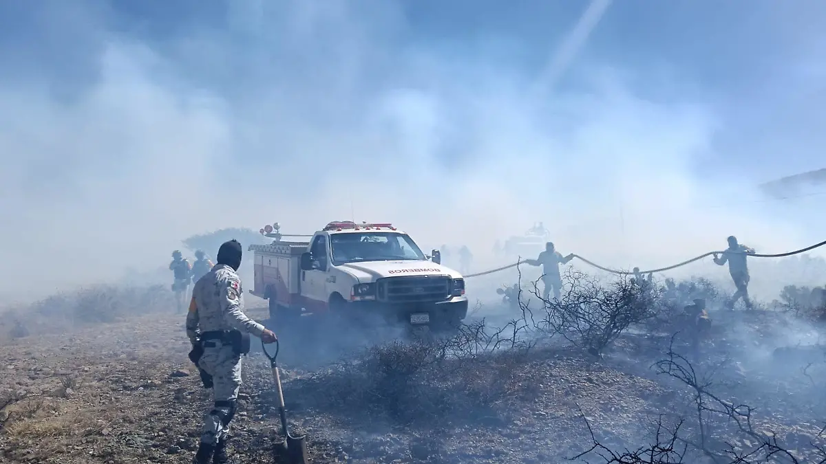 Bomberos combatiendo incendio